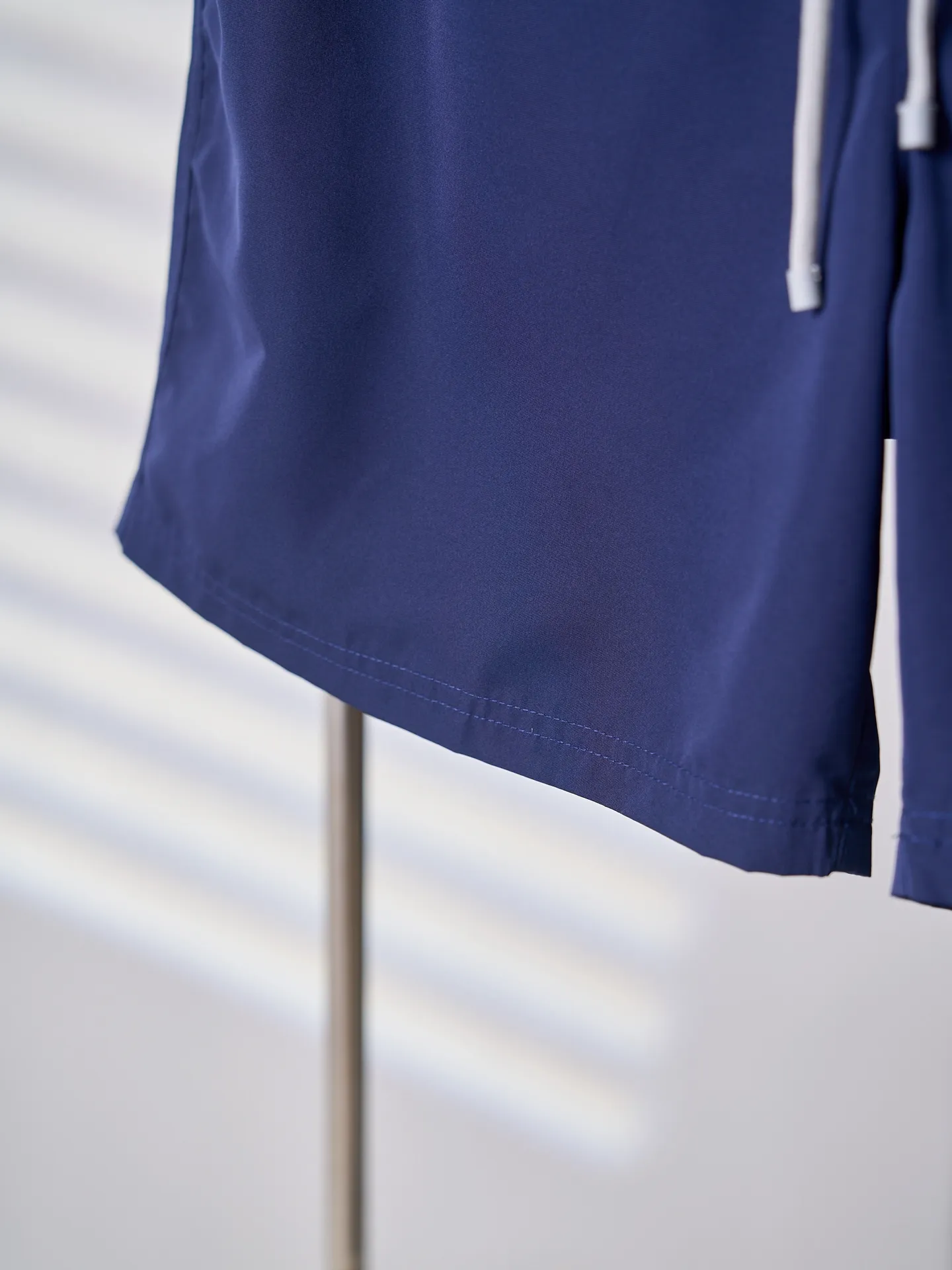[Real auction] Brunello Cucinelli/BC ￼ Embroidered solid color beach shorts [In Stock] S M L XL Fabric selection: Made of 80D fine denier polyester plain weave, the fabric surface is smooth and wrinkle-free, with anti-wrinkle and anti-tear properties, and it will not be easily deformed after repeated washing. The fabric has undergone hydrophilic treatment and has a very low moisture regain rate. It can be quickly dried after getting wet, eliminating the sticky feeling. Mesh lining: Made of high-elastic nylon mesh, the honeycomb hollow structure greatly improves air circulation efficiency, which can not only avoid light leakage, but also quickly discharge moisture from the body surface, keeping the body feeling fresh and not stuffy when exercising or sweating. Embroidery process: For the badge embroidery on the trouser legs, high-tenacity polyester-cotton embroidery thread is used to decorate the fabric with the precision routing of Tajima multi-head embroidery machine with up to 20 needles. The line density is uniform, there are no jumps or burrs on the edge of the pattern, the pattern details are clear and three-dimensional, and the degree of restoration is full. There are no excess threads on the back of the embroidery, which will not irritate the skin or irritate the legs, taking into account both aesthetics and wearing experience. Details: Velcro opening and closing patch pocket on the back side, double-line seam reinforcement on the edge of the bag, tight Velcro bite, taking into account practicality and simple style. Sewing details: The side seams and legs of the trouser body adopt double-thread overlocking + back and forth stitching process. The seam allowance is wrapped inside, and the edges are smooth and burr-free. The trouser legs are processed with double-needle stitching. They are not easy to come off or curl after washing, and they will still stay crisp after long-term wear.